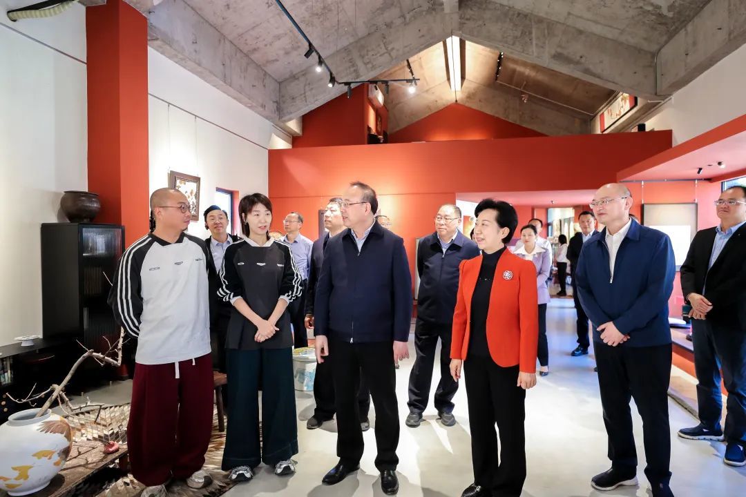 张祥安一行在瓷源境考察，胡雪梅等陪同。（全媒体记者 刘定远 摄）