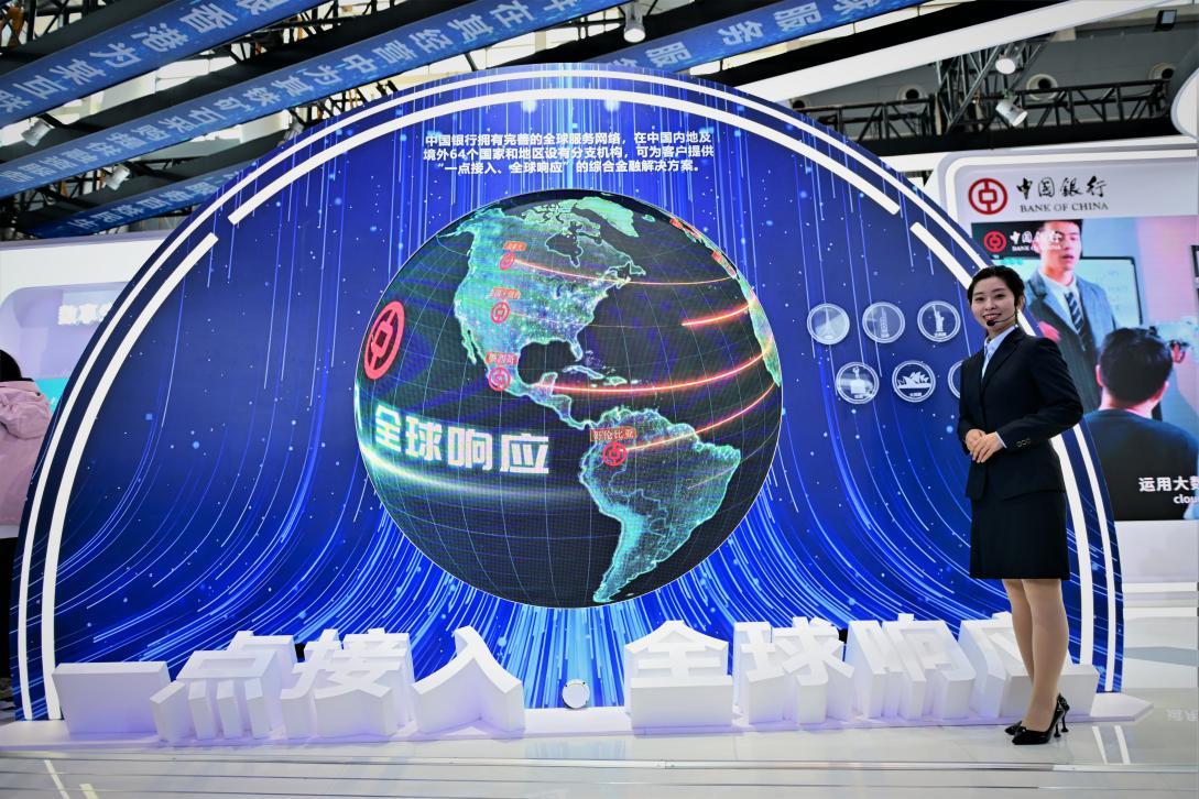 图为中国银行工作人员正在为观众讲解“智慧之眼” 翁志刚/摄