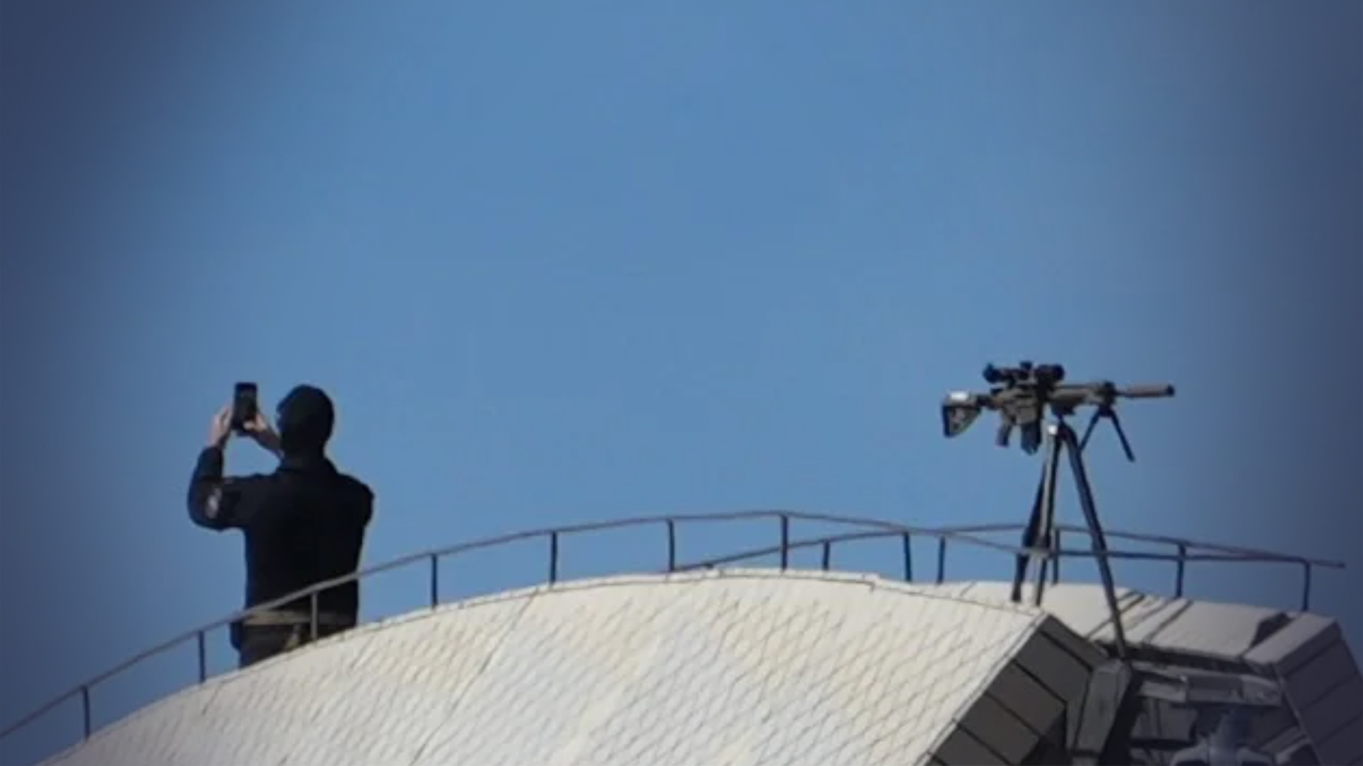 英国国王查尔斯访问澳洲，眼尖网友发现狙击手竟在摸鱼，屋顶举手机自拍