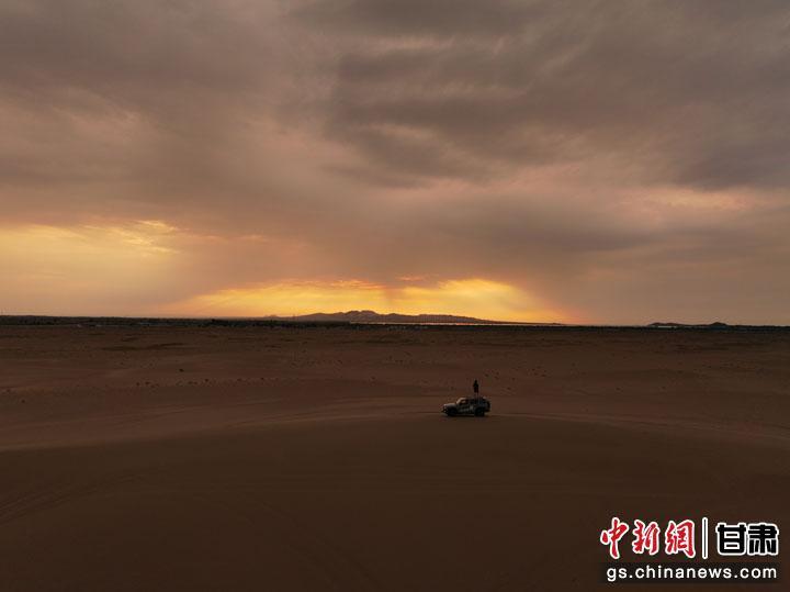 远望民勤红崖山　李大伟　摄