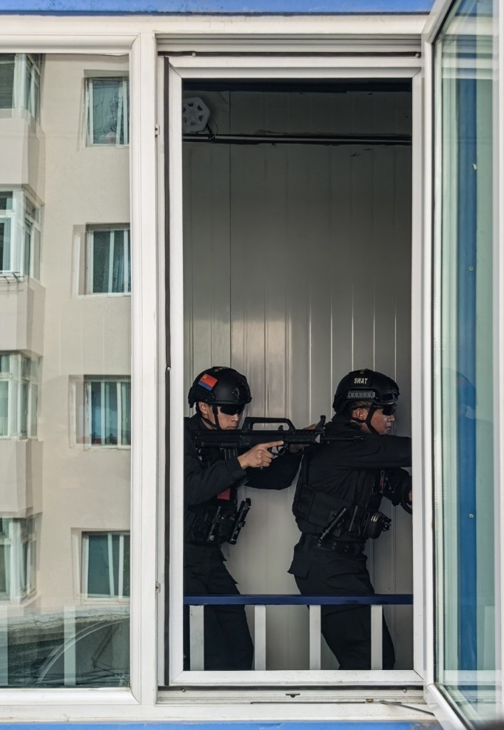 特警队员开展房屋、楼道反恐搜捕战术训练