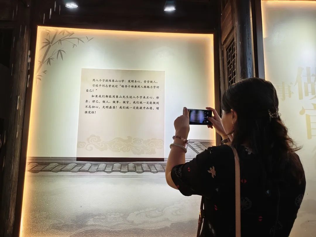 ▲嘉宾与参赛选手参观象山故里