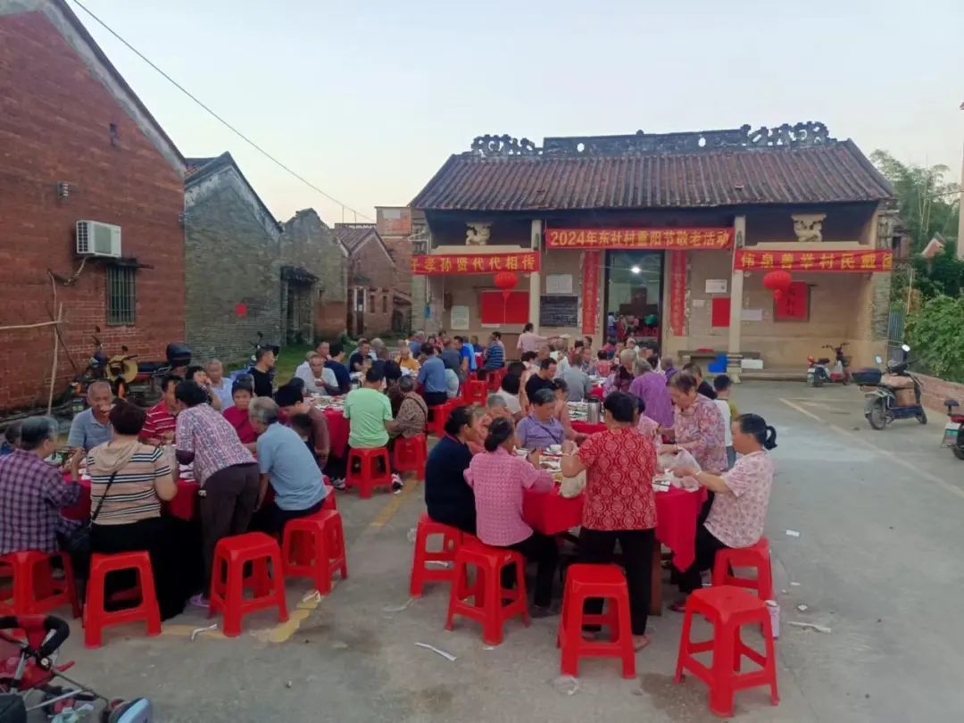 ▲永平东社乡贤设宴孝敬老人。
