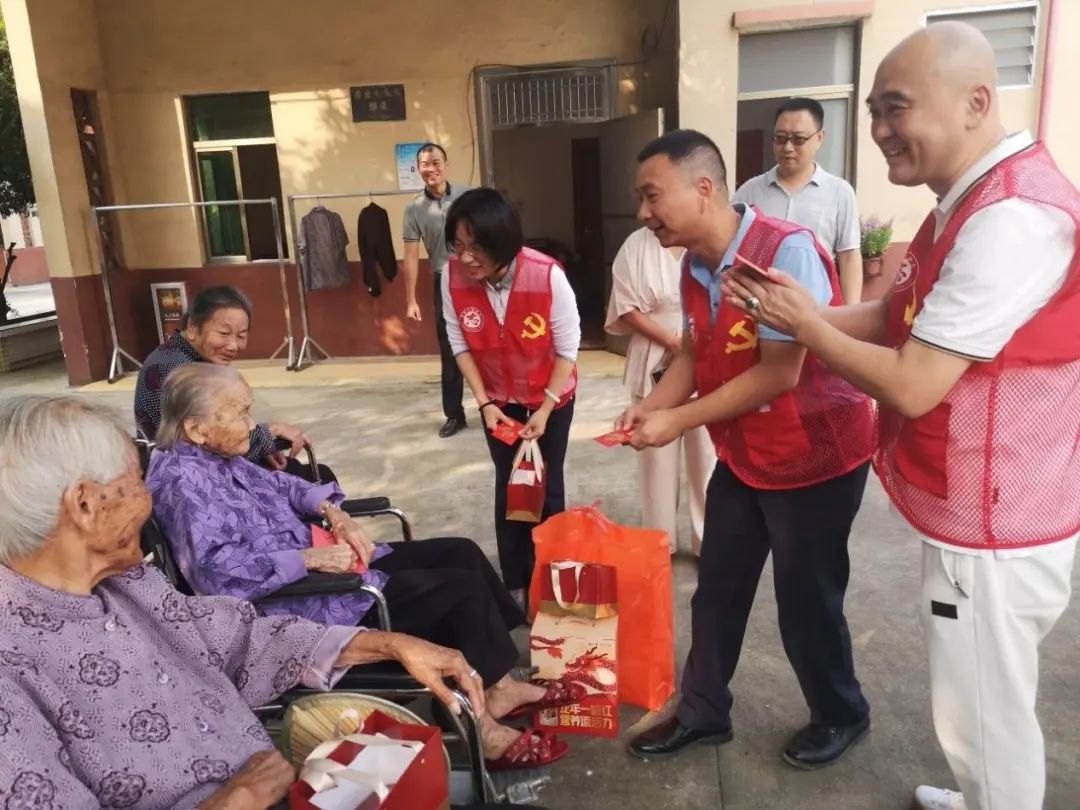 ▲大塘敬老院内101岁张少仪老人派发寓意健康长寿的“利是”。