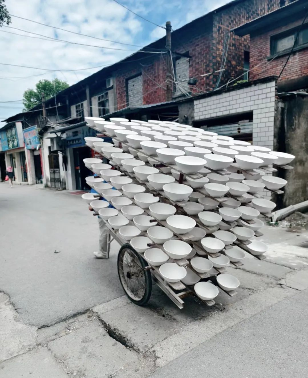 景德鎮街頭的推瓷工（板車師傅）。圖源打工人日事