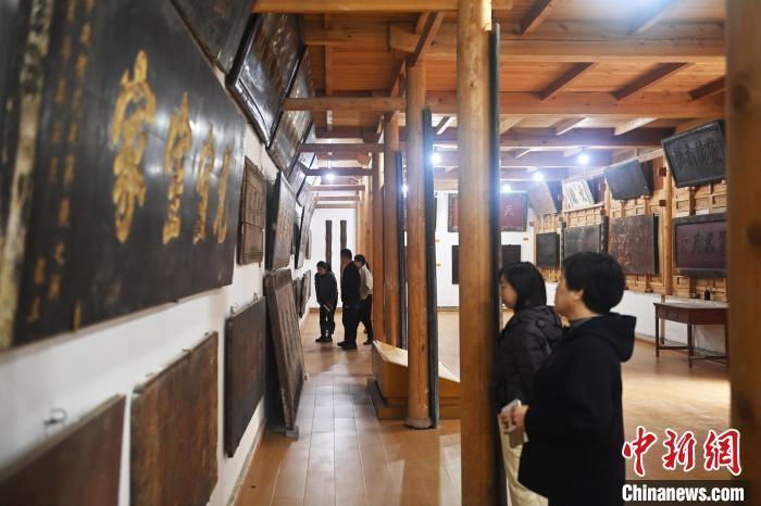 10月23日，甘肃省天水市秦安县明清街秦安匾额博物馆，游人参观当地收藏的匾额。中新社记者　李亚龙　摄