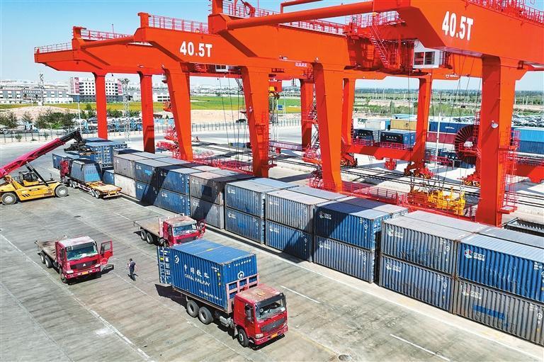 繁忙的兰州新区铁路口岸 新甘肃·甘肃日报记者 丁凯