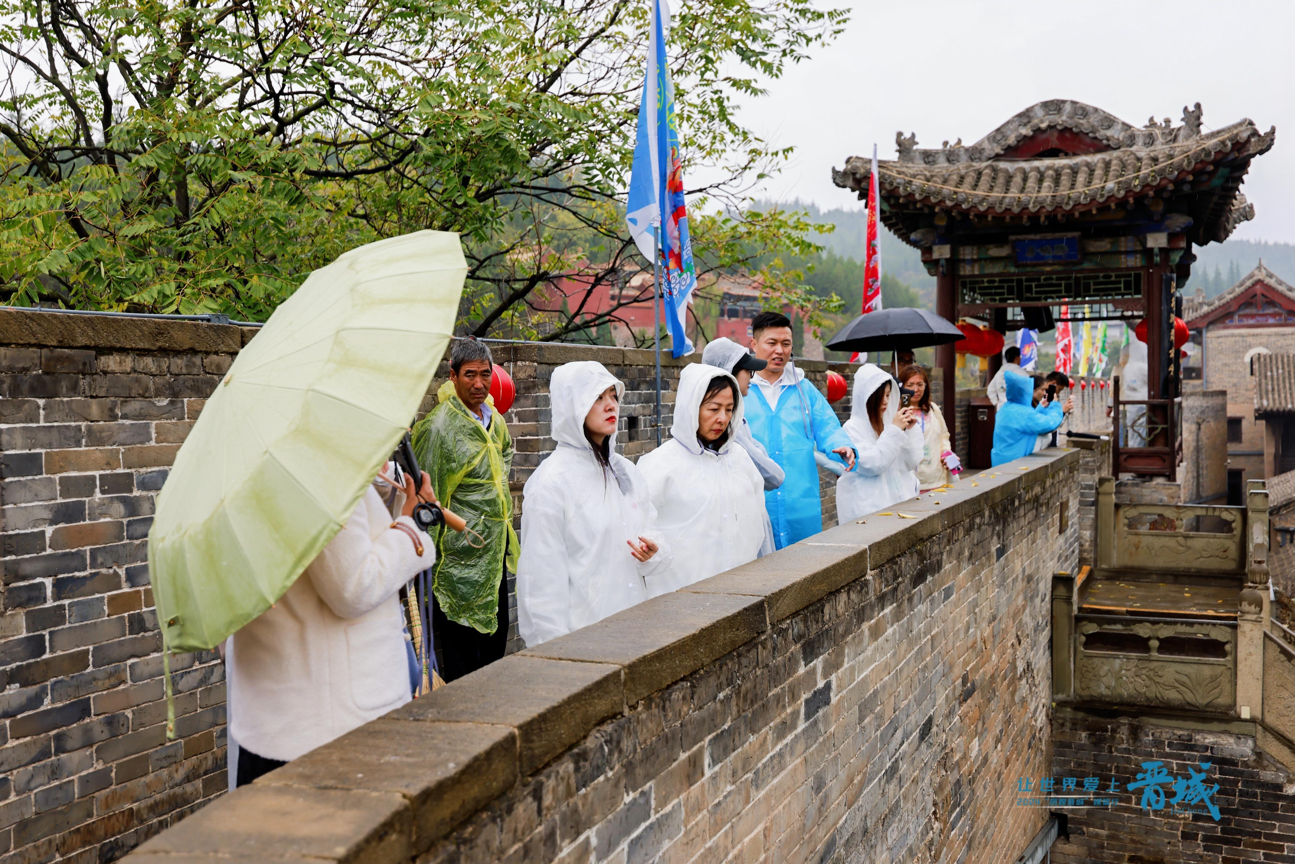 采风团在皇城相府参观。