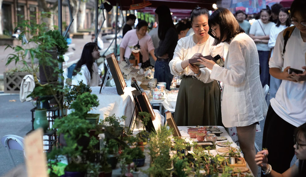 2024年10月17日，游客在陶溪川春秋大集上选购创意瓷器（周密/摄）