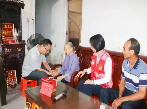 ▲爱心企业关爱老人。