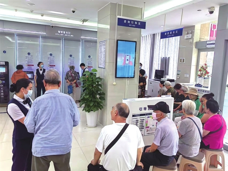 （交通银行工作人员为银发客群提供适老化服务。）