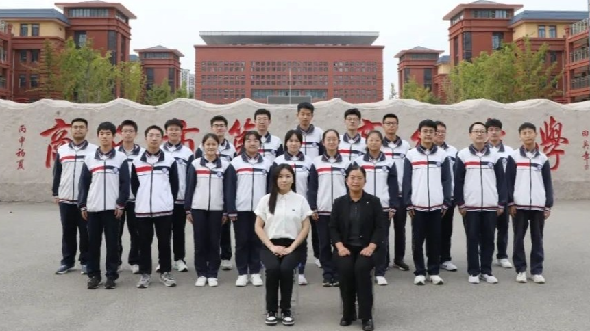 竞赛教练和获奖学生合影