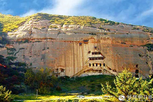 马蹄寺像一座宝塔镶嵌在崖壁上 张掖市委宣传部供图