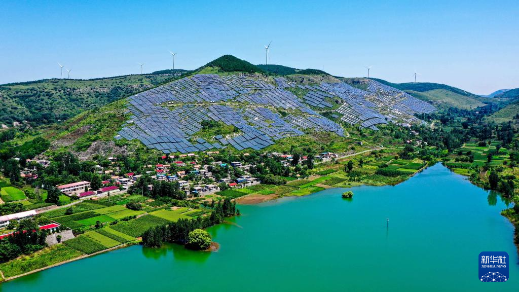 （枣庄市山亭区凫城镇光伏发电基地 图源：新华社）