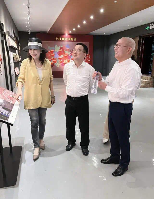 叶文智等参观唯楚酒庄文化展厅。
