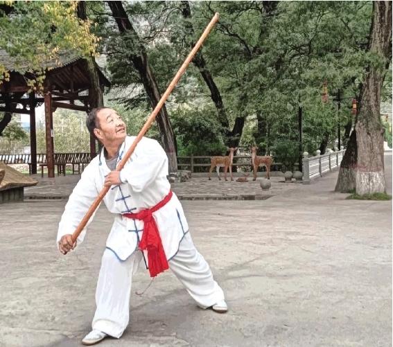 民间大师行走武术之乡学十八般武艺　大侠风范咋练成