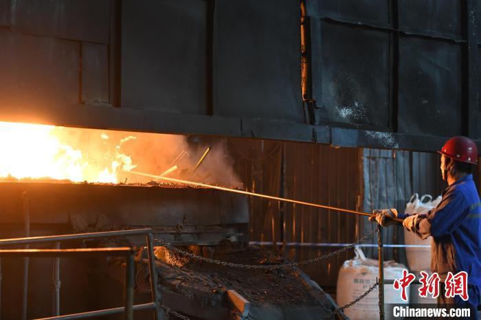 图为非法枪支和管制刀具被集中销毁。中新网记者 周毅 摄