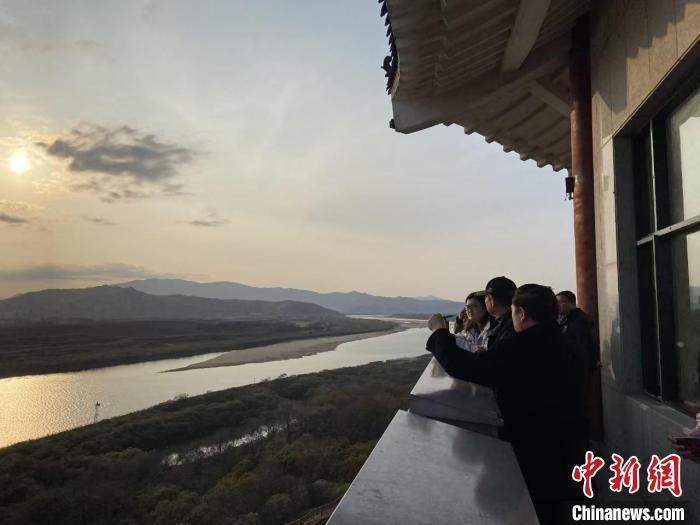 海外华文媒体一行在珲春防川登上龙虎阁远眺。　李钊 摄
