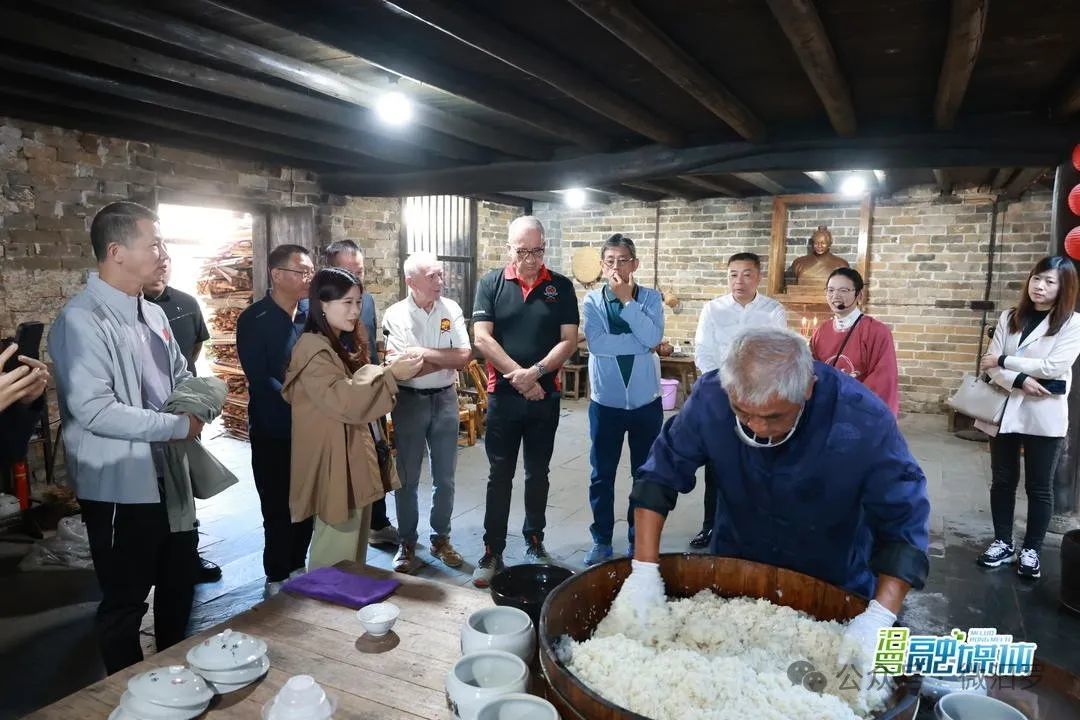 国际龙舟联合会主席克劳迪奥&middot;舍米一行参观传统甜酒制作技艺