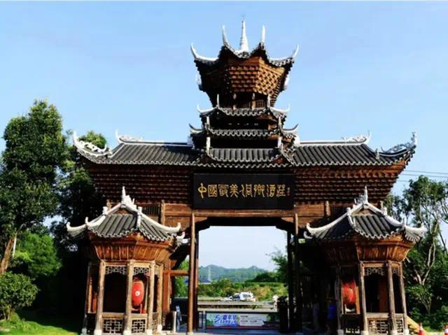 巍然矗立的唯楚酒庄侗家寨门。