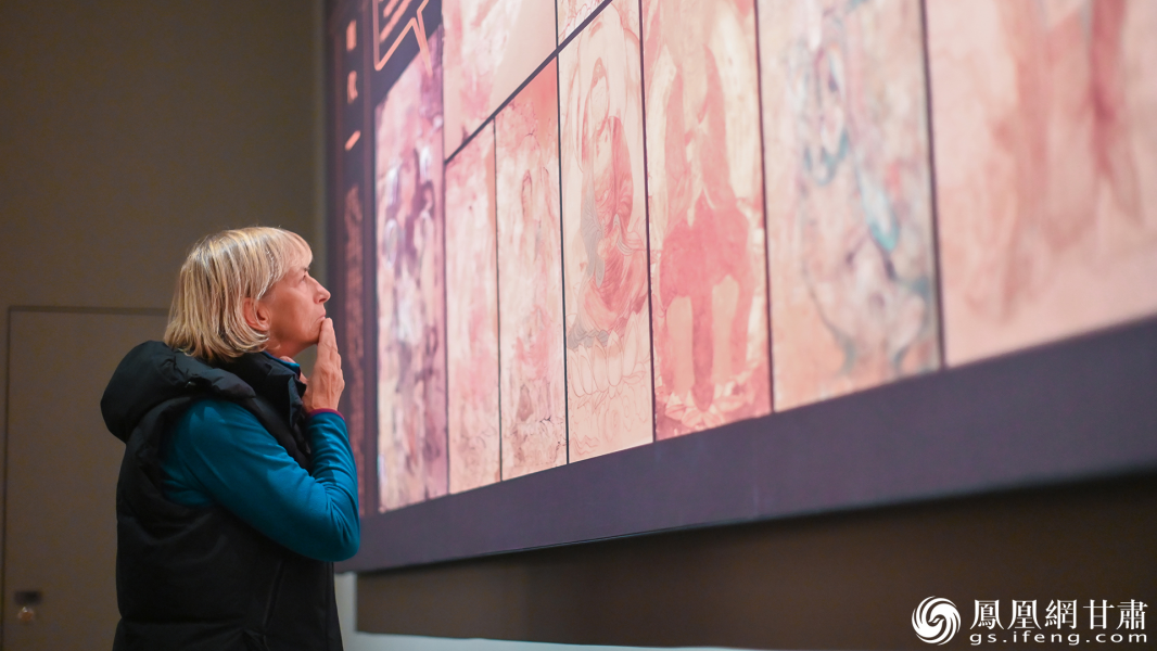 维娜认真欣赏着武威市博物馆内的每一件展品