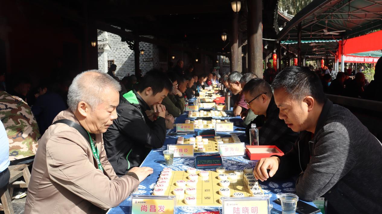 棋手对弈，精彩对决正在进行中 九黎集团供图