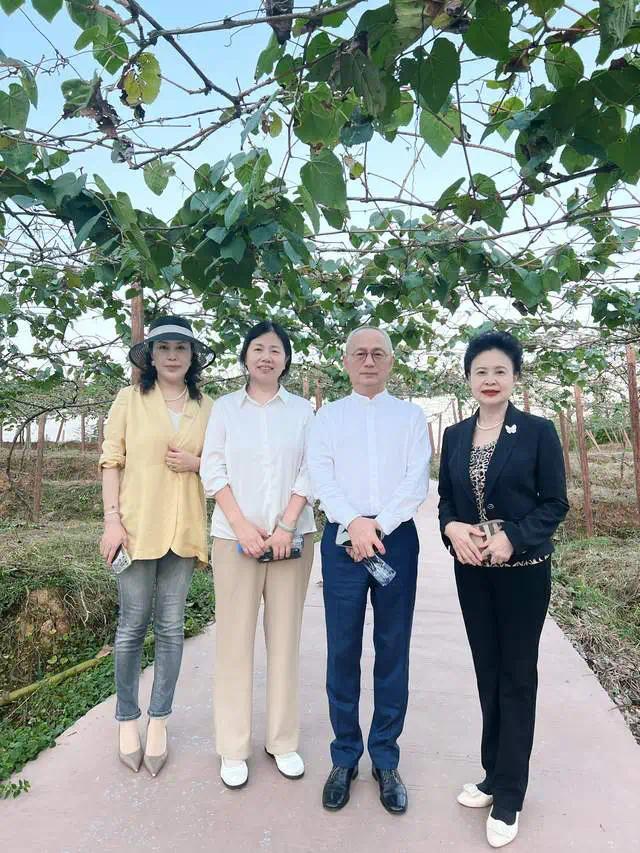 在刺葡萄长廊下合影留念(右一苏璇,省委宣传部原外宣办副主任)