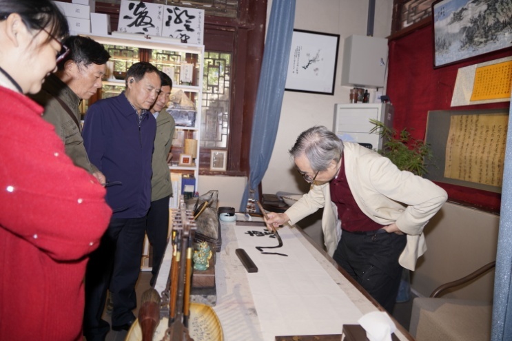 尹石在米公祠挥毫