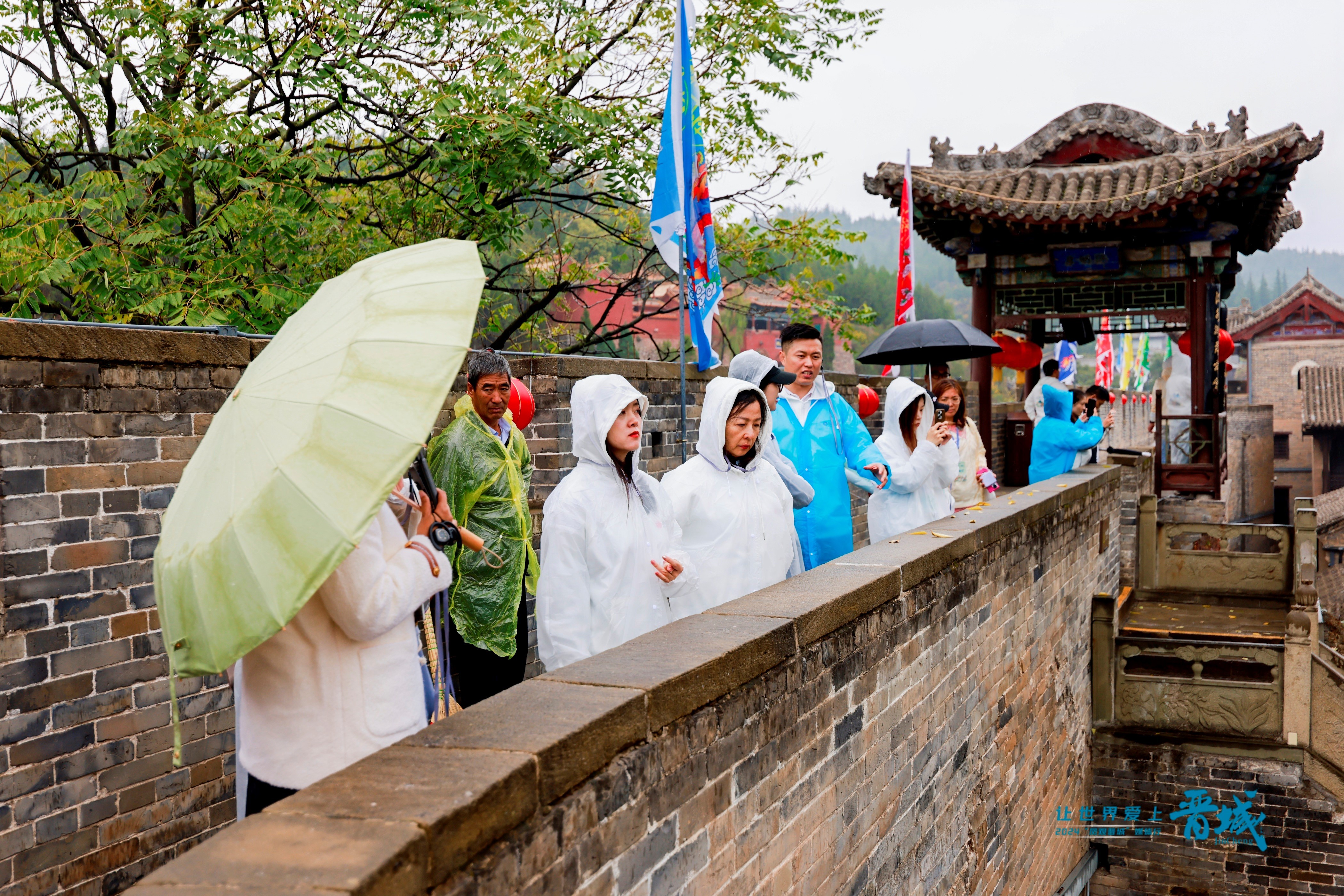 采风团在皇城相府参观。