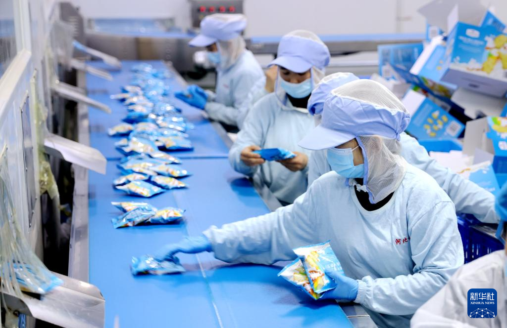 2月6日，在河北邱县一家食品加工企业，工人在生产车间工作。新华社记者 王晓 摄