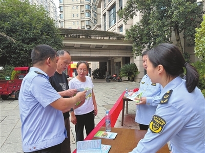 執法人員向居民普及食品安全知識。