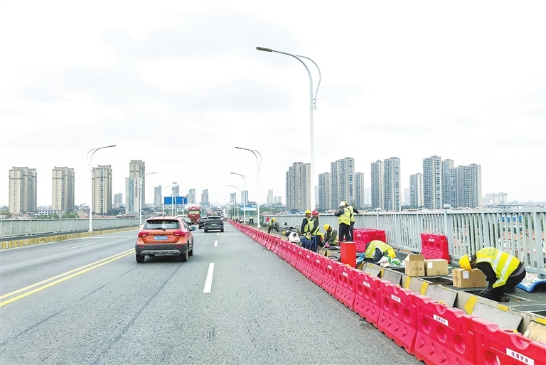 九江长江一桥桥面施工 过往车辆注意减速慢行（图）