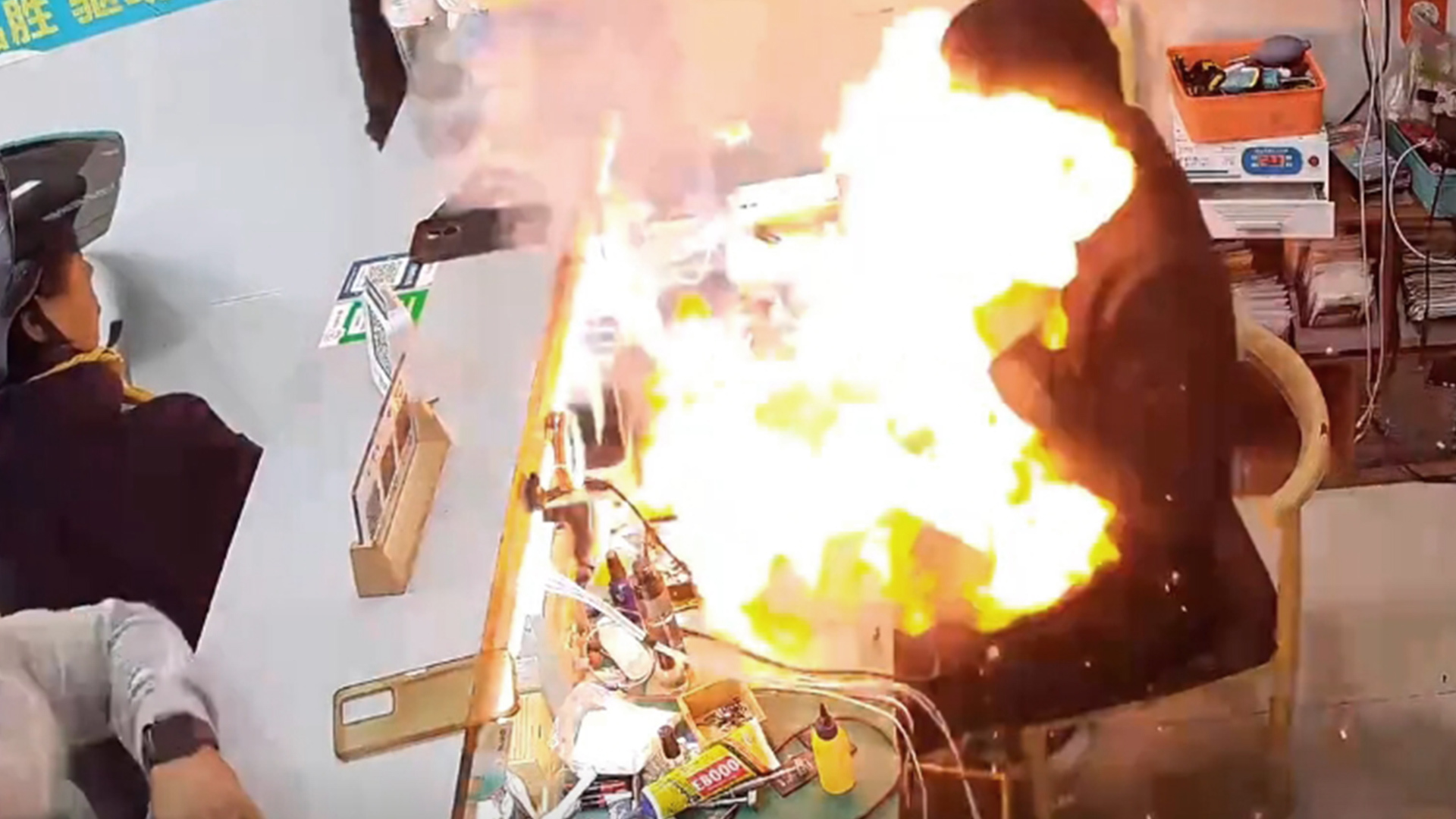 更换下来的手机电池突然爆炸,火光冲天吓坏众人,店主:手机是组装机,电池也是杂牌的_凤凰网视频_凤凰网