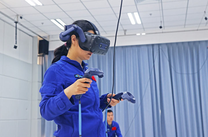 ↑神舟十九号航天员王浩泽进行虚拟现实出舱训练（2024年5月14日摄）　新华社发（徐部　摄）