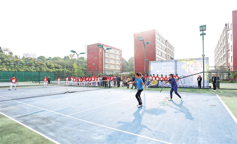 江西网球公开赛参赛球员走进校园 让大学生感受网球魅力