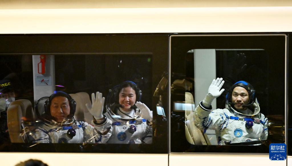 10月30日，神舟十九号载人飞行任务航天员乘组出征仪式在酒泉卫星发射中心问天阁圆梦园广场举行。这是航天员蔡旭哲（左）、宋令东（右）、王浩泽在出征仪式上。新华社记者　李鑫　摄