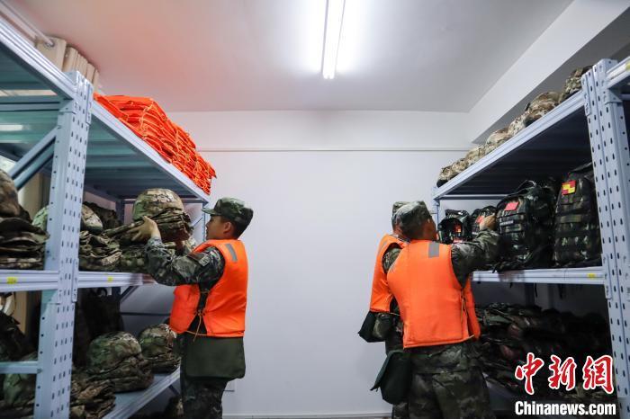 福建武警官兵集结演练 全力防抗台风"康妮"