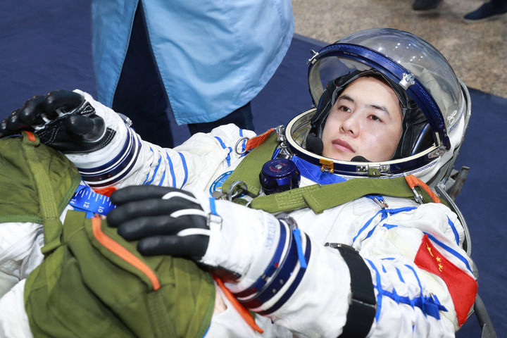 ↑神舟十九号航天员王浩泽进行人船合练（2024年1月31日摄）　新华社发（徐部　摄）