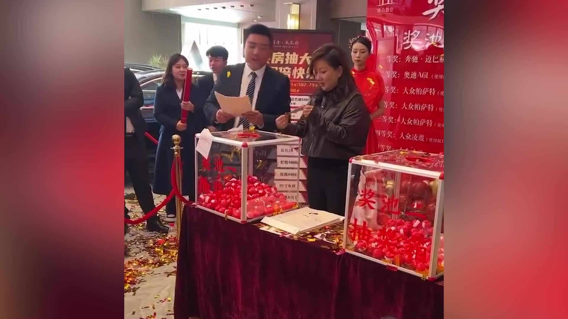 女子购房抽奖得迈巴赫,其子:是真的,自己也不相信,有10年使用权而非