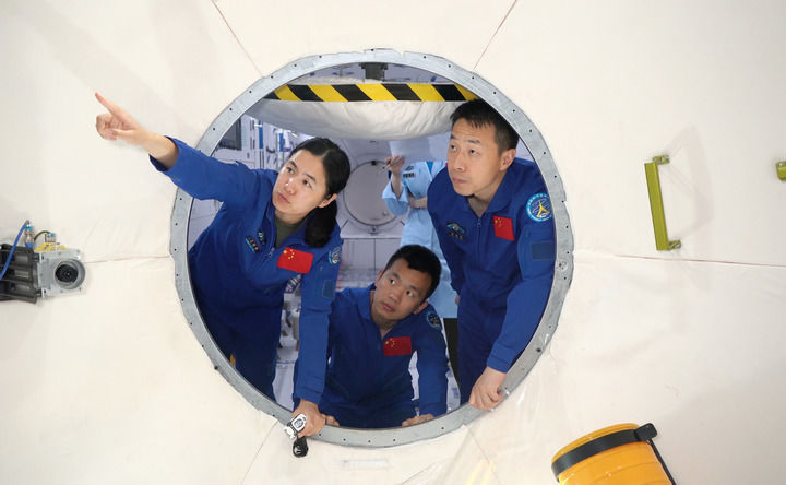 ↑神舟十九号航天员乘组进行组合体模拟器训练（2024年9月3日摄）　新华社发（孔方舟　摄）