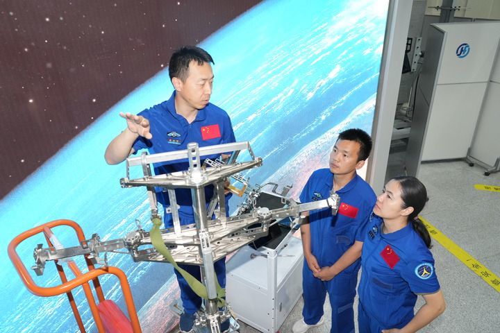 ↑神舟十九号航天员乘组进行出舱机构操作训练（2024年5月29日摄）　新华社发（孔方舟　摄）