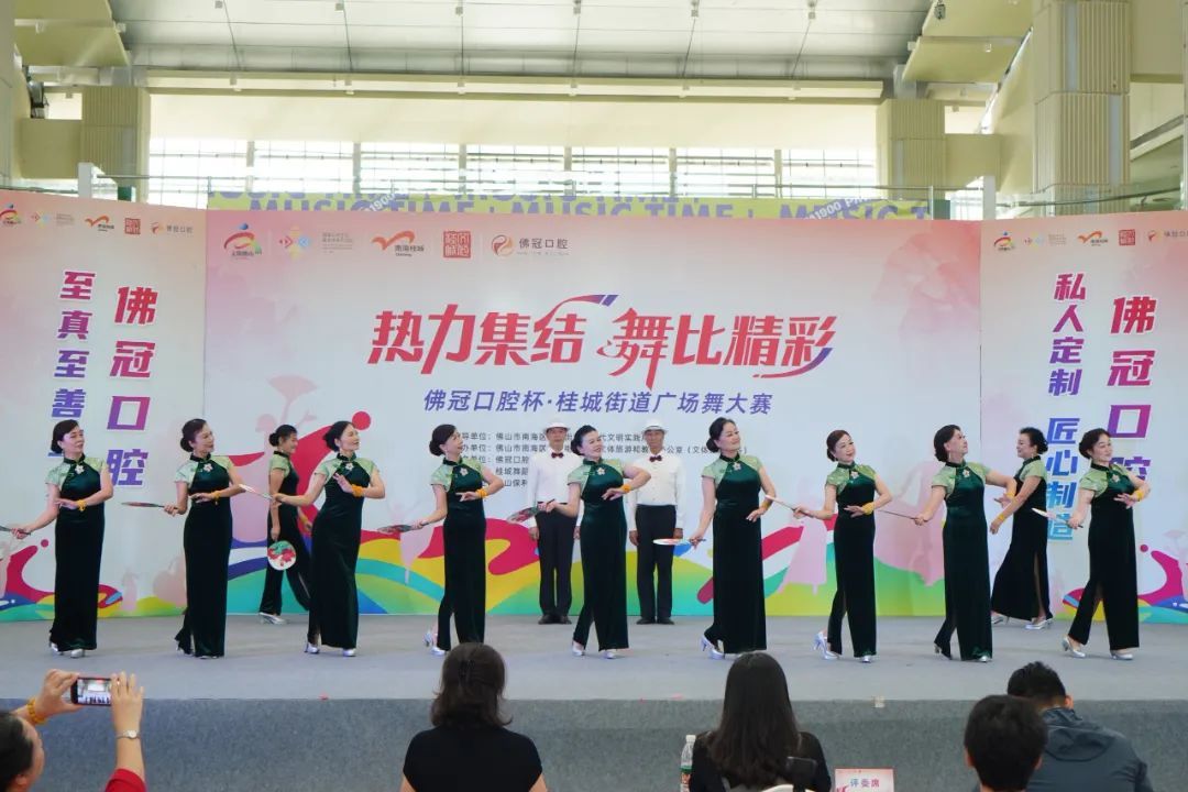 △ 桂一社区金韵时装舞蹈队表演《茉莉花盛开的地方》。