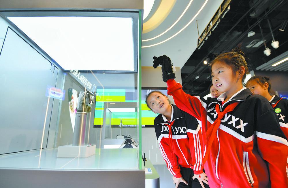 图为学生们在石家庄市人工智能教育培训基地参观学习。　　 记者 张晓峰 摄