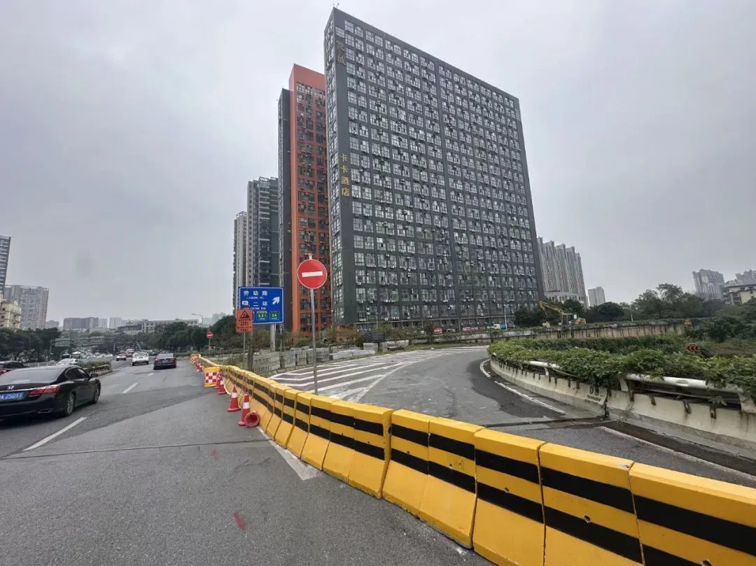 北往东匝道口，已经设置了水泥隔离墩，所有车辆无法通行