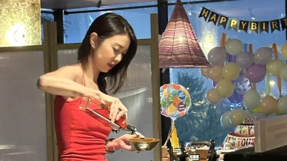 新恋情？薛凯琪三里屯吃火锅被偶遇，帅气男子全程贴身陪伴封面图