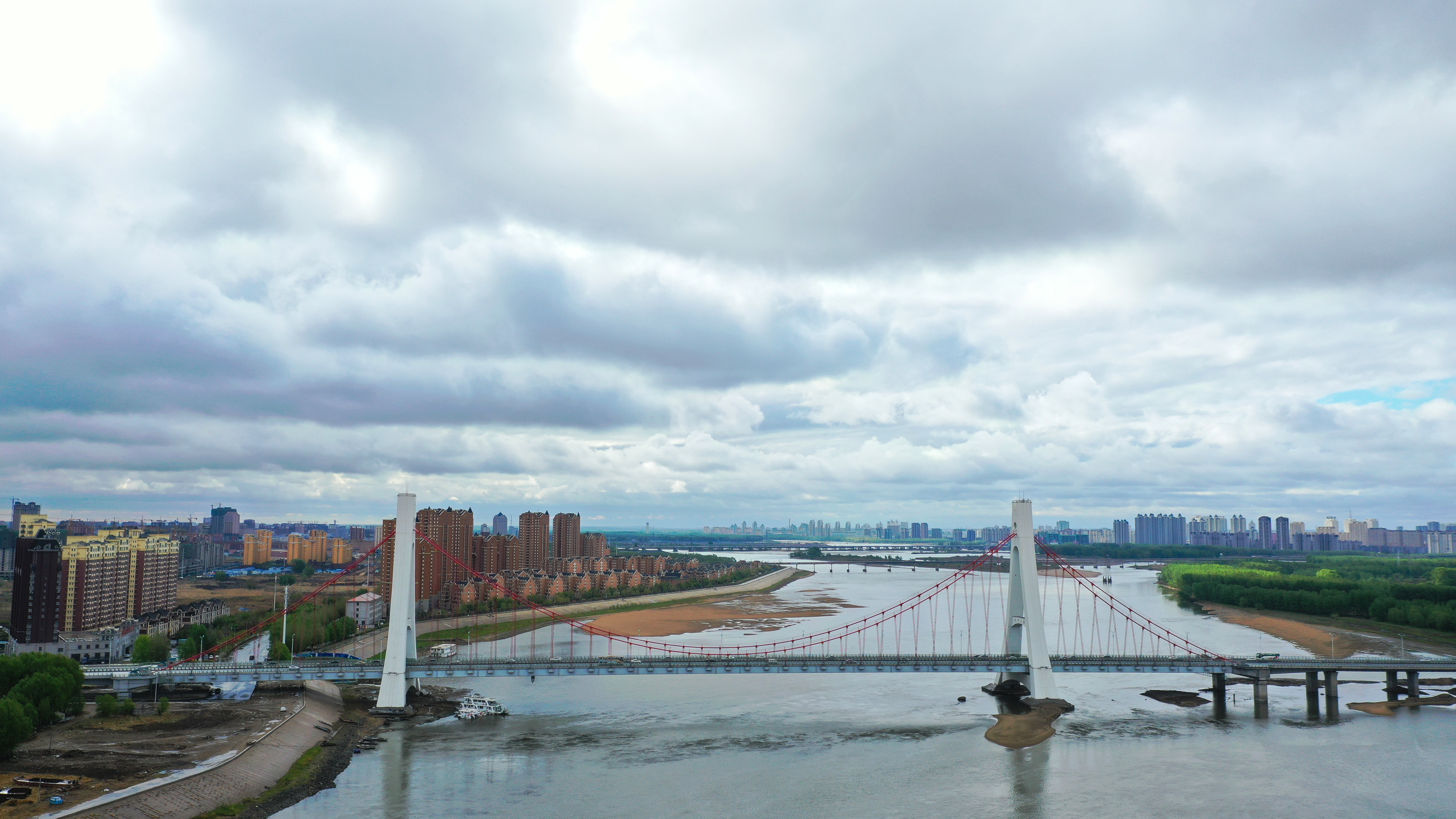 城市发展框架进一步拉大,松原市委,市政府决定在松花江大桥西侧建一座