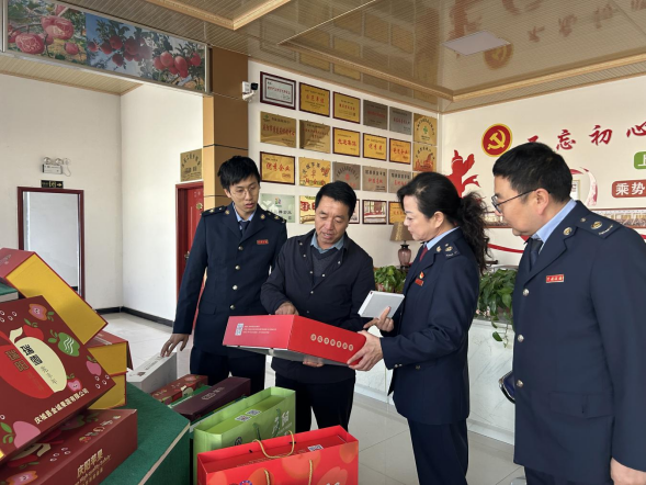 税务干部在庆城县金城果蔬有限公司调研