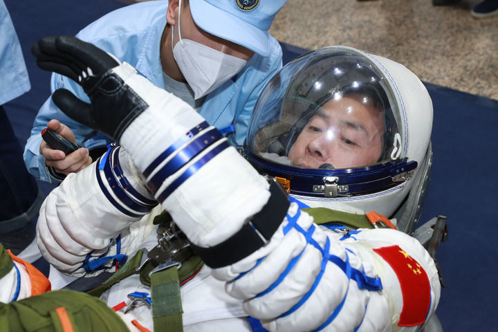 ↑神舟十九号航天员蔡旭哲进行人船合练（2024年1月31日摄）　新华社发（徐部　摄）