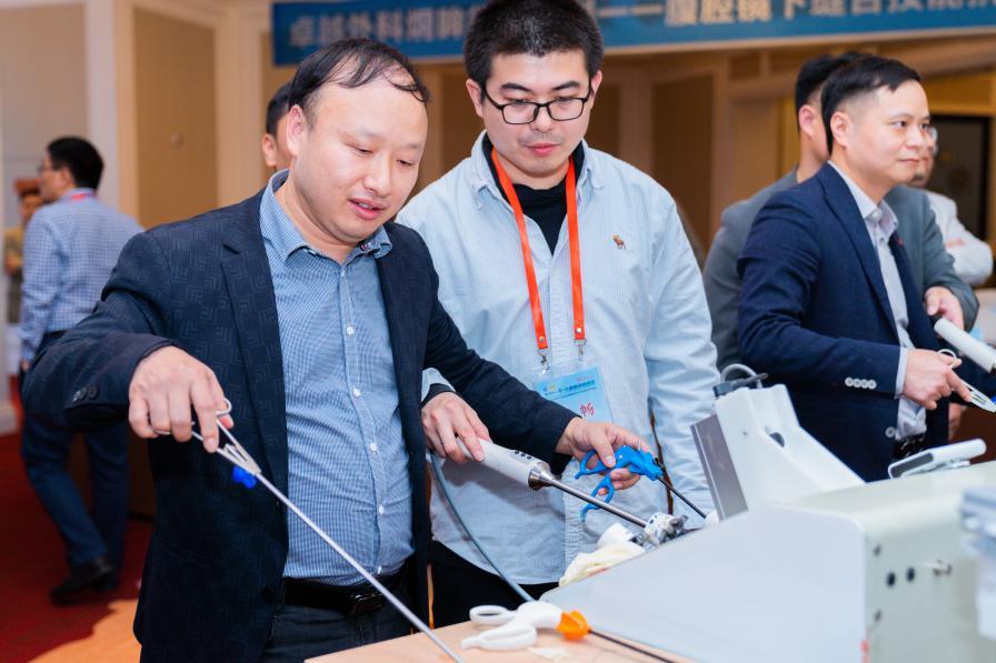 周后平医师在操作比赛现场