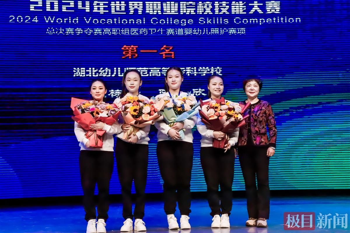 兰州职业技术学院党委书记寇桂杰为湖北幼专参赛团队颁奖